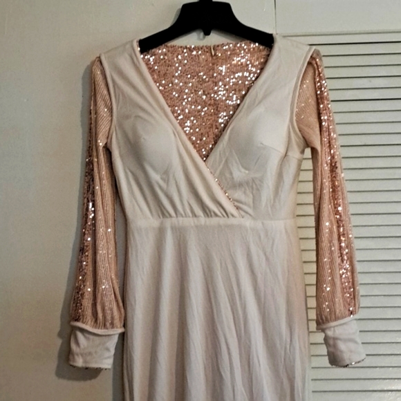XUCTHHC Gold Sequin lined gown with Slit Long Sleeves to Cuff NWT Size M - Picture 8 of 11